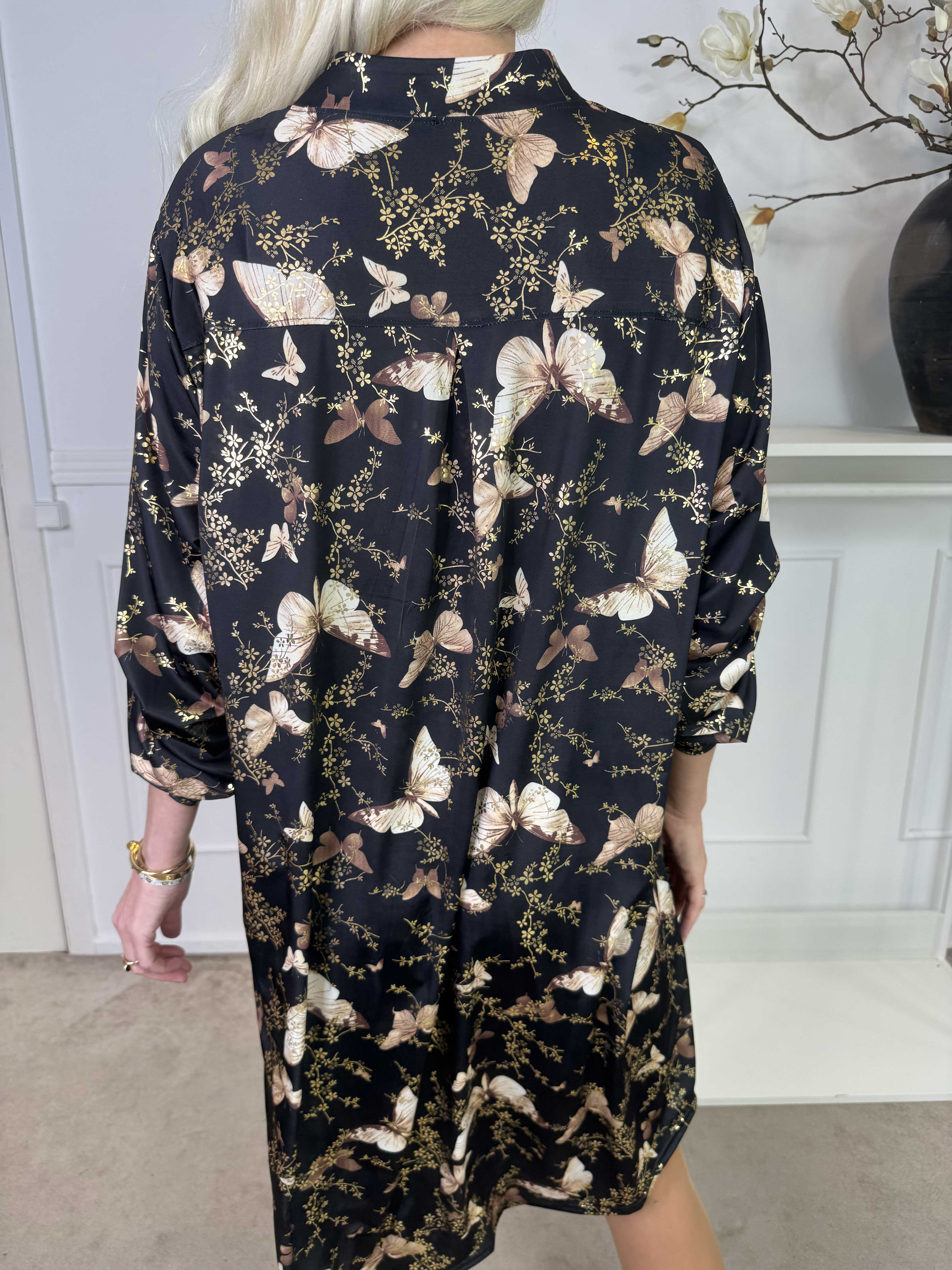 Ebba Butterfly - Elastisk klänning med gulddetaljer och fjärilar